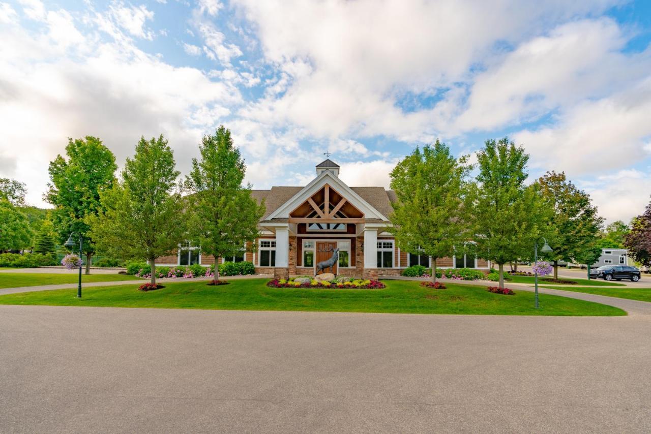 Отель Sun Outdoors Petoskey Bay Harbor Экстерьер фото